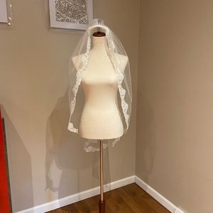 Off white - Lace fingertip length veil - 41 in long
